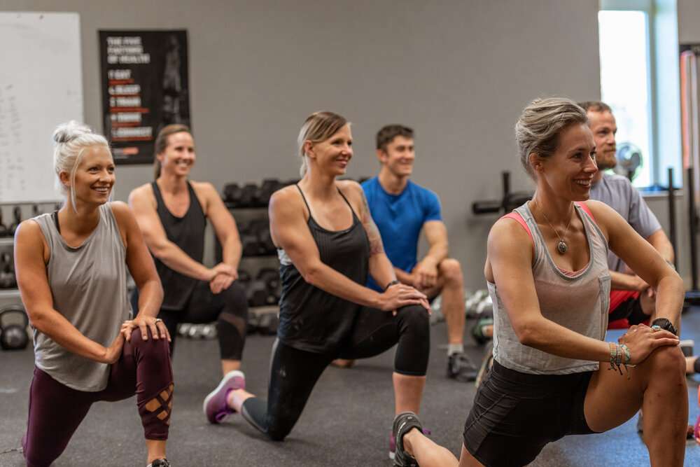 fitness class doing lunges